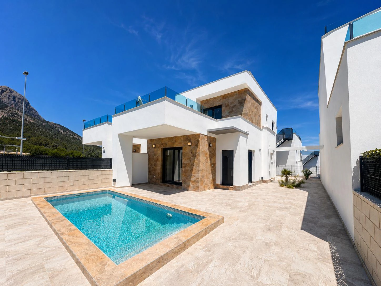 Villa moderna con piscina privada en venta en Polop de la Marina