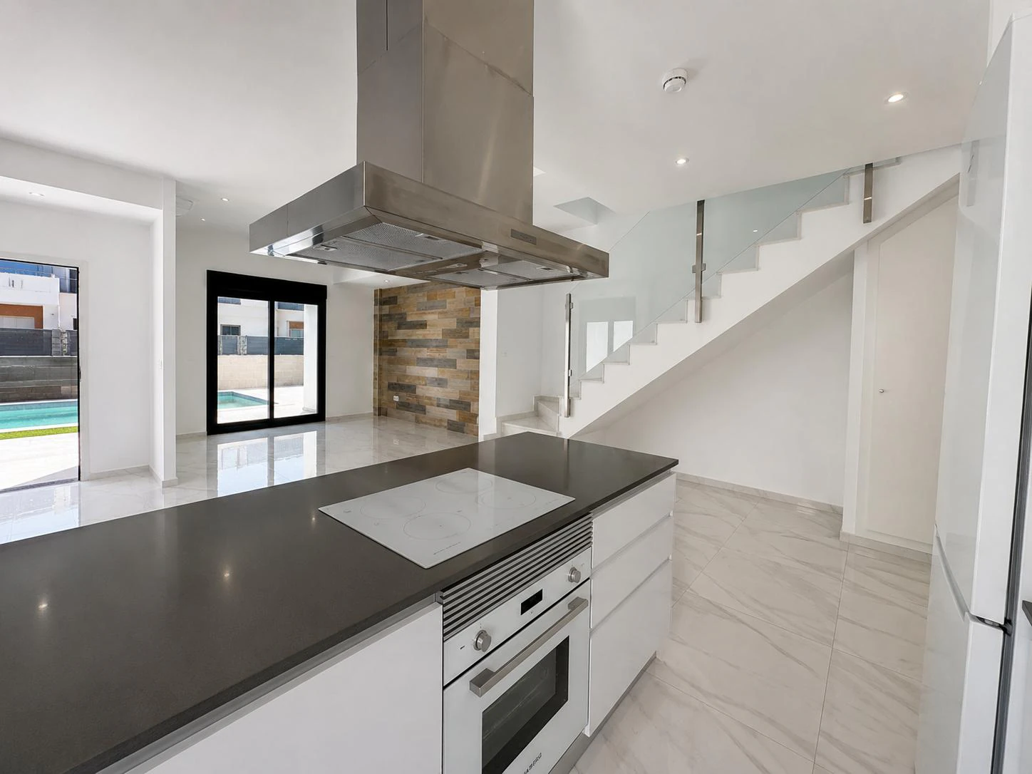 Villa moderna con piscina privada en venta en Polop de la Marina