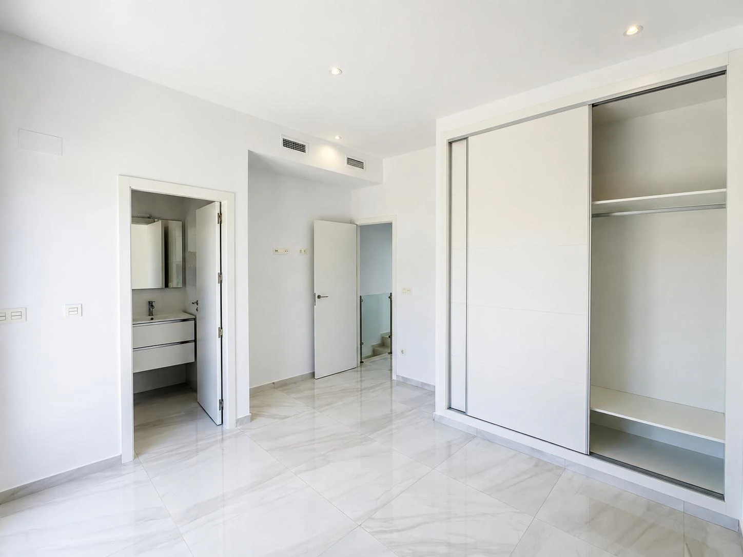 Villa moderna con piscina privada en venta en Polop de la Marina