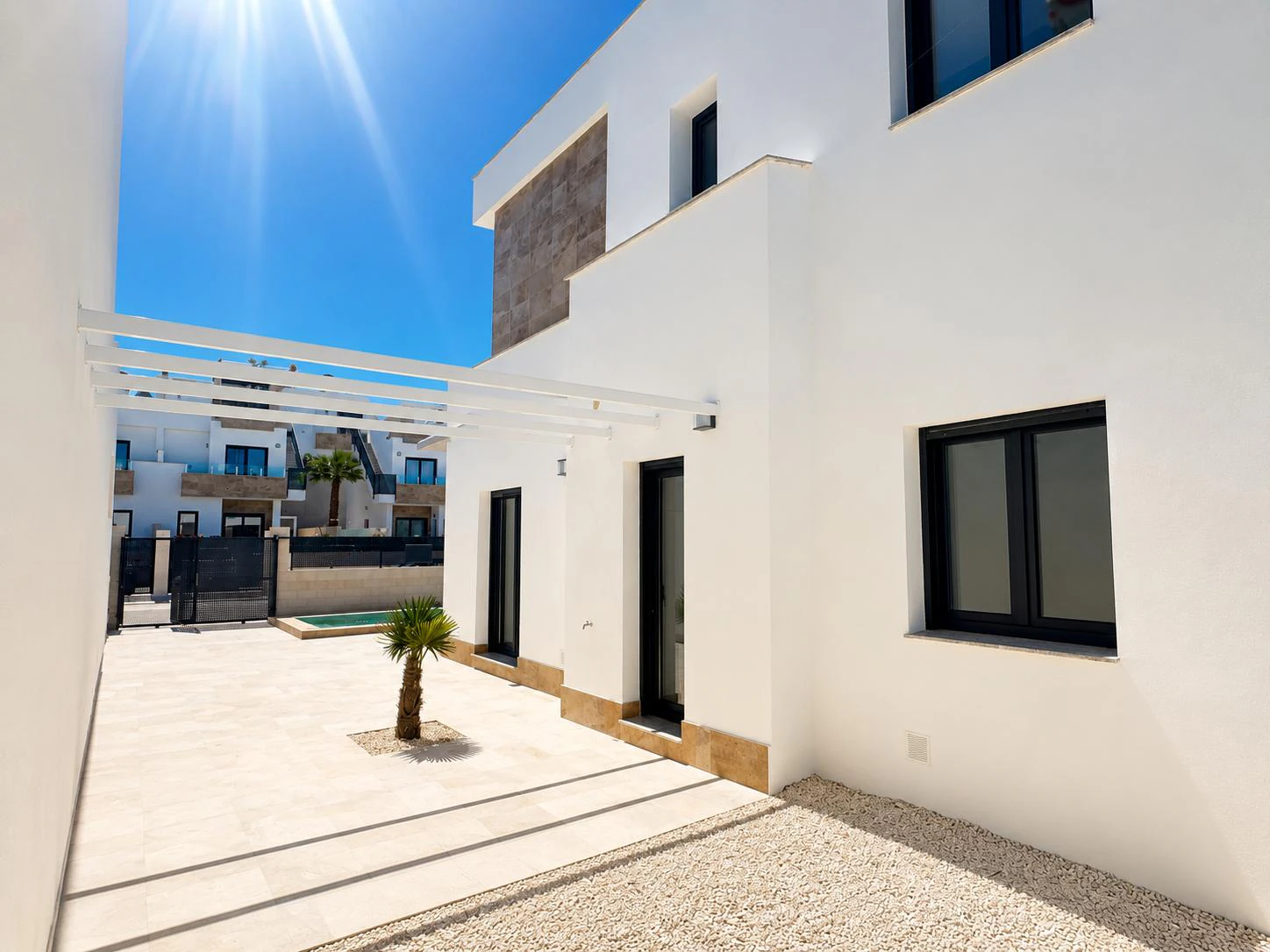 Villa moderna con piscina privada en venta en Polop de la Marina