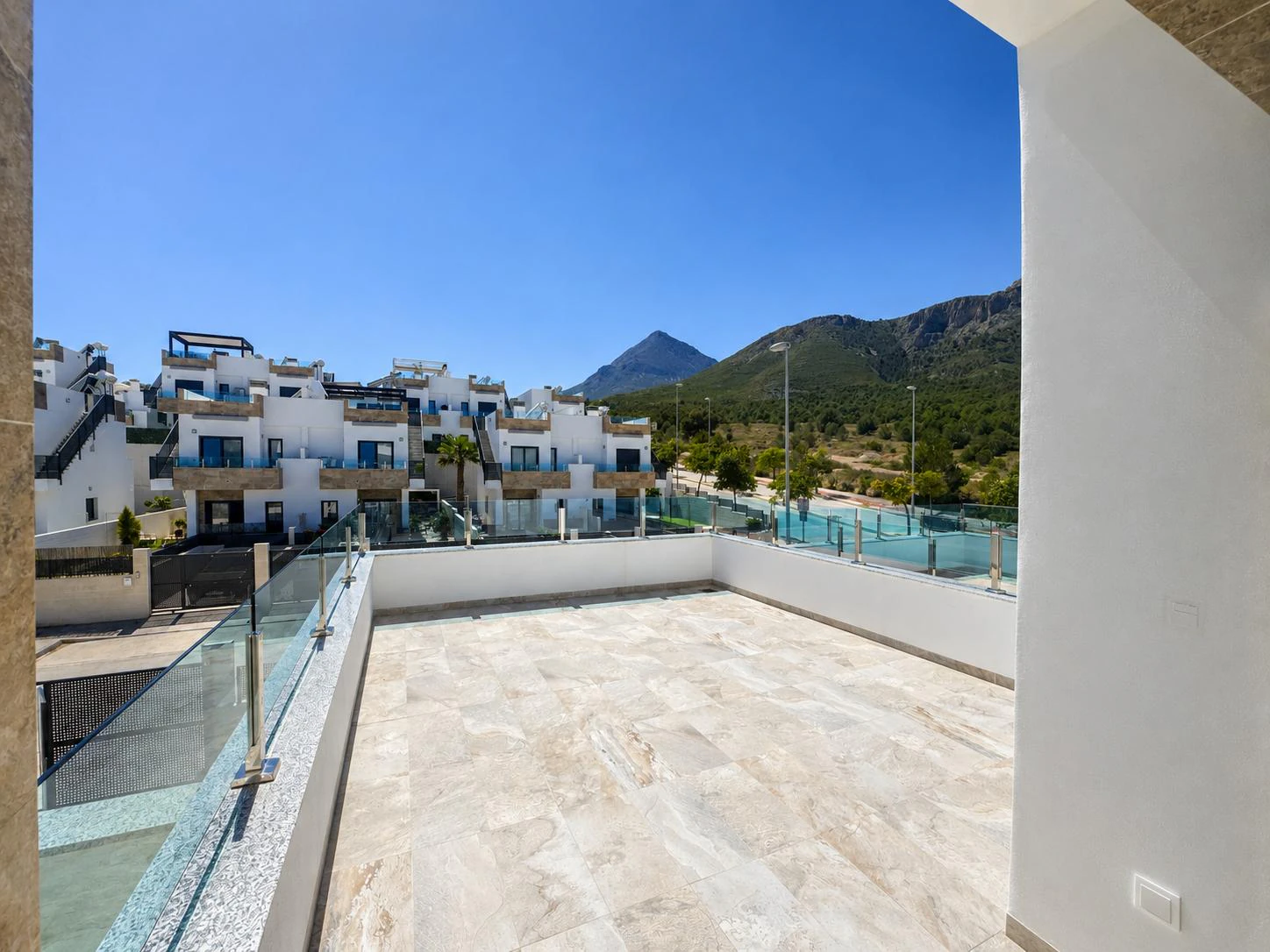 Villa moderna con piscina privada en venta en Polop de la Marina