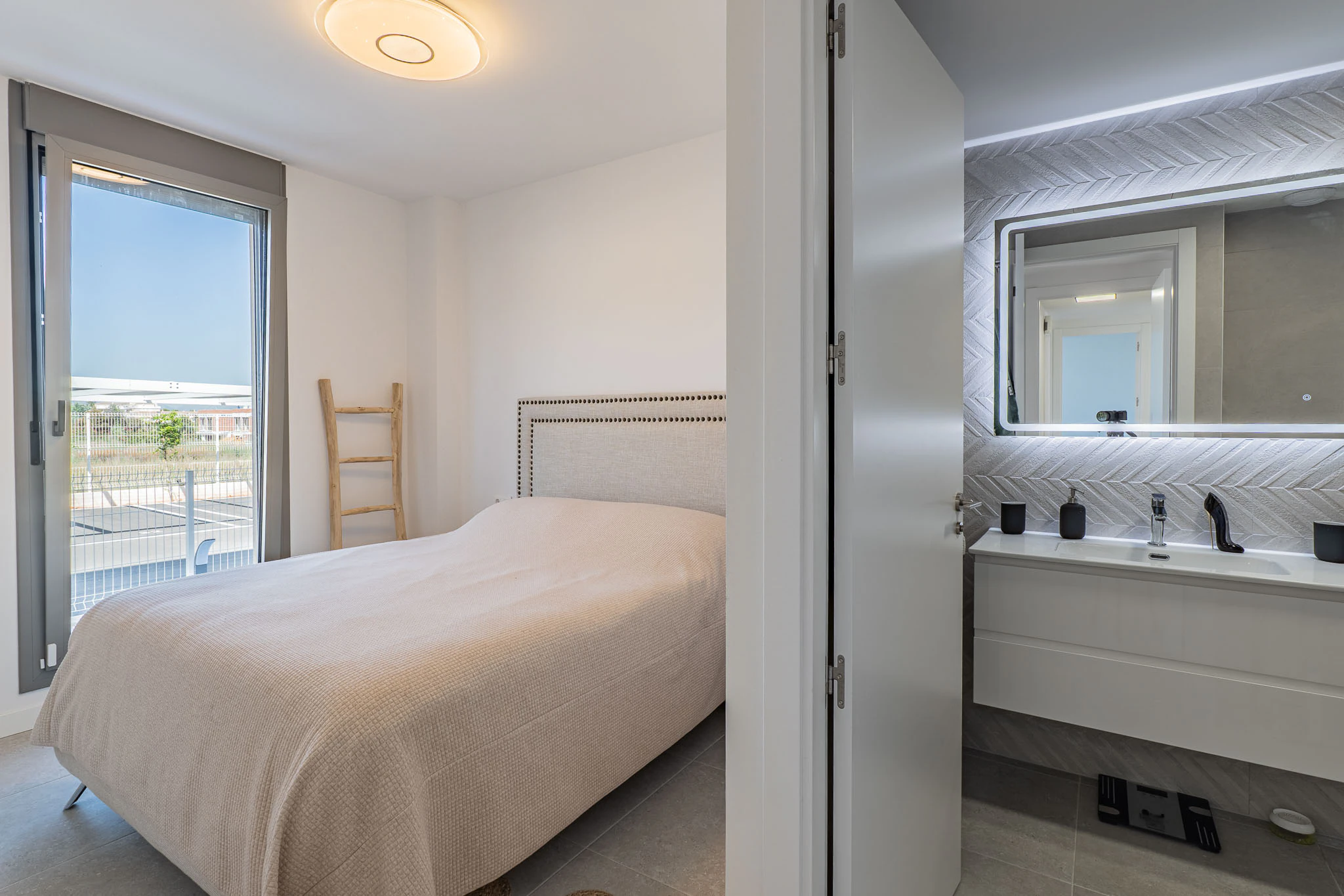 Exclusiva planta baja con 3 dormitorios en venta en Denia a pasos del centro y de comercios