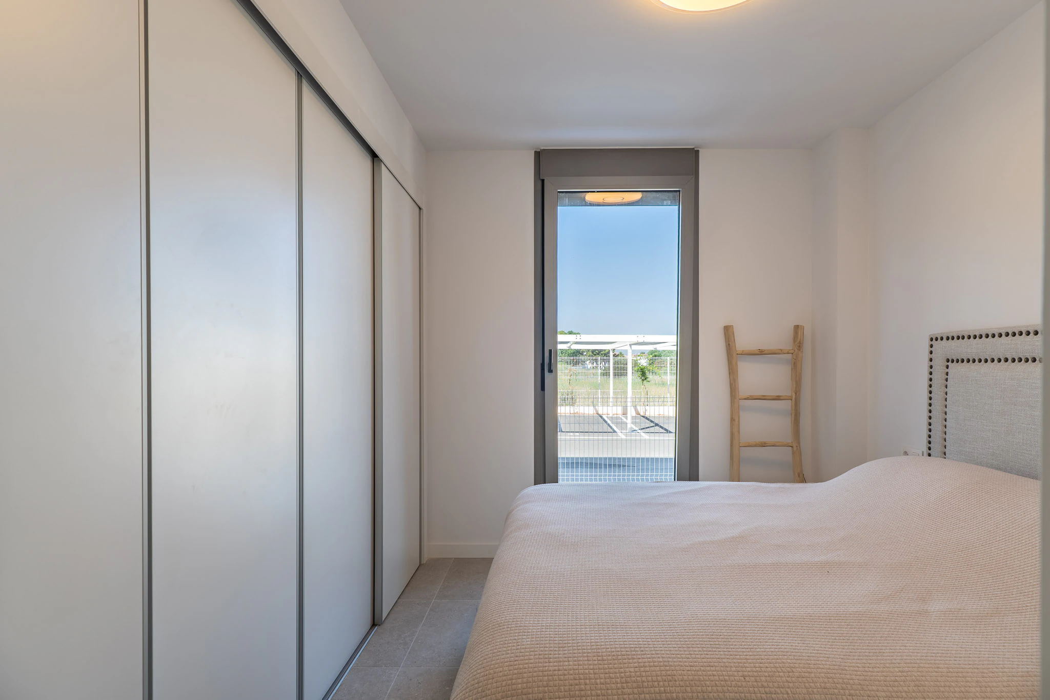Exclusiva planta baja con 3 dormitorios en venta en Denia a pasos del centro y de comercios