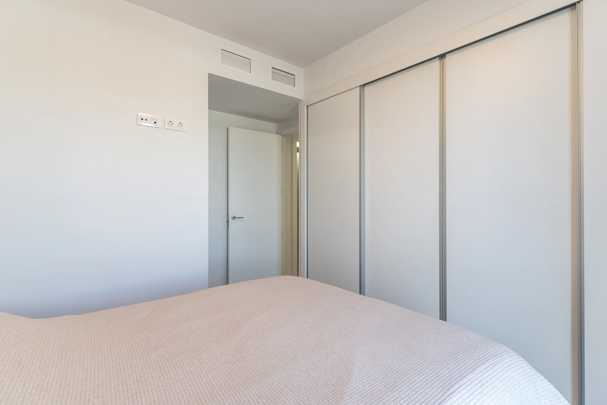 Exclusiva planta baja con 3 dormitorios en venta en Denia a pasos del centro y de comercios