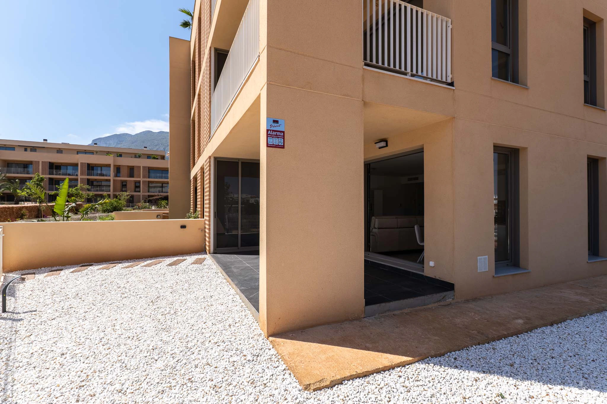 Exclusiva planta baja con 3 dormitorios en venta en Denia a pasos del centro y de comercios