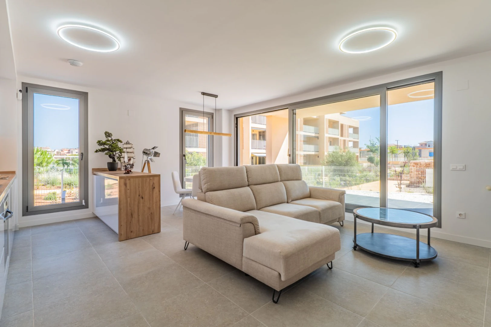 Exclusiva planta baja con 3 dormitorios en venta en Denia a pasos del centro y de comercios