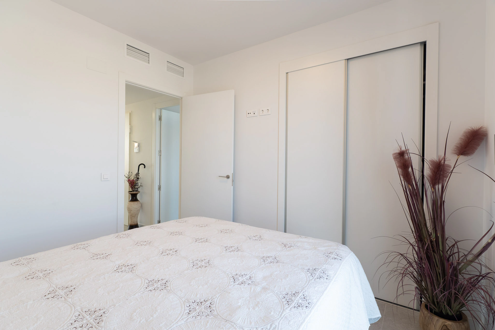 Exclusiva planta baja con 3 dormitorios en venta en Denia a pasos del centro y de comercios