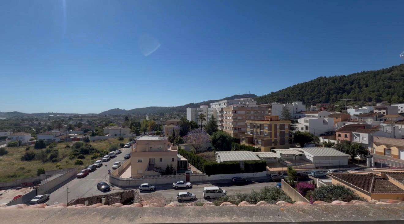 Luminoso dúplex en venta en Pedreguer con vistas al mar y la montaña