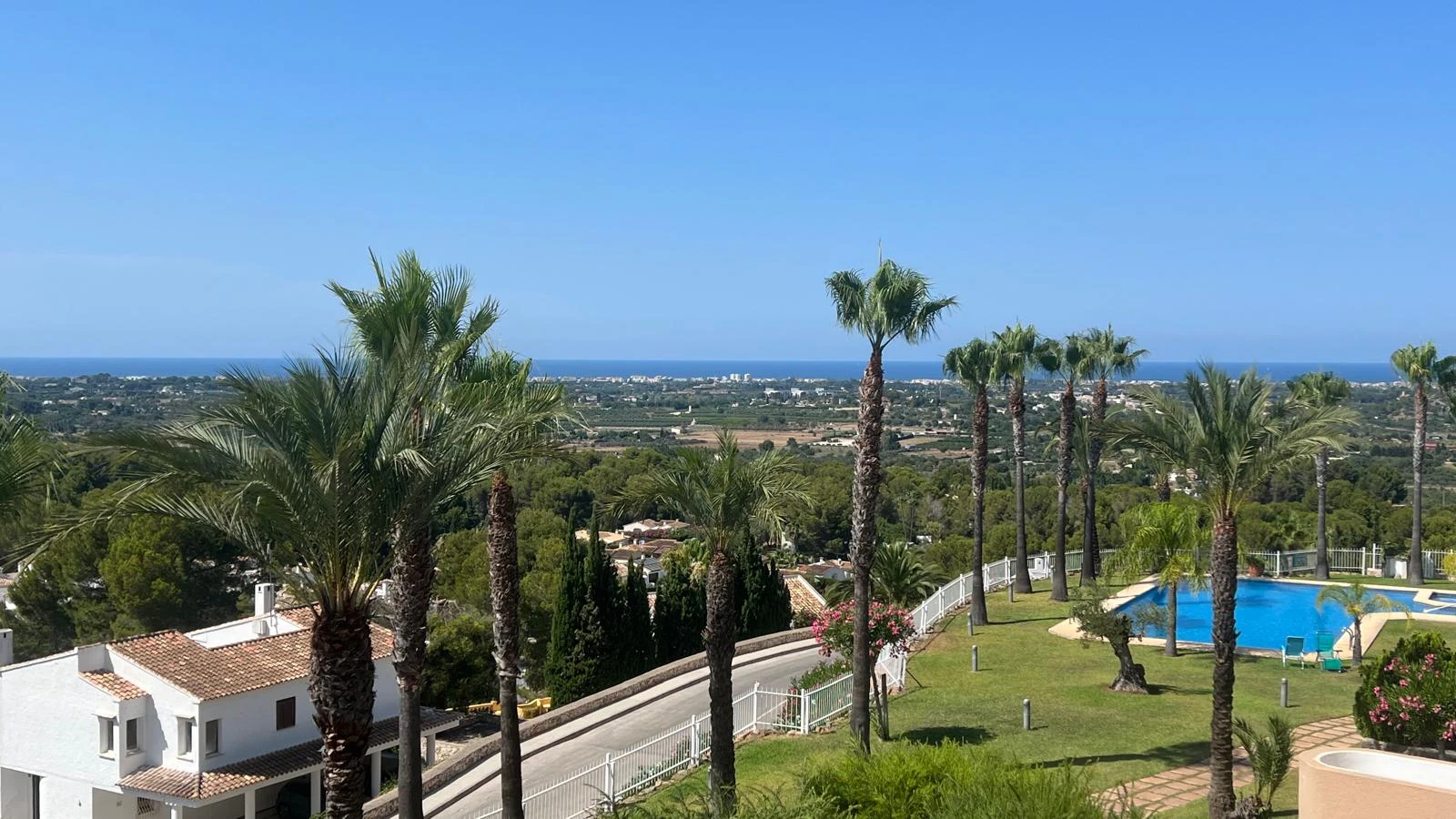 Exclusivo apartamento esquinero en venta en La Sella, Denia