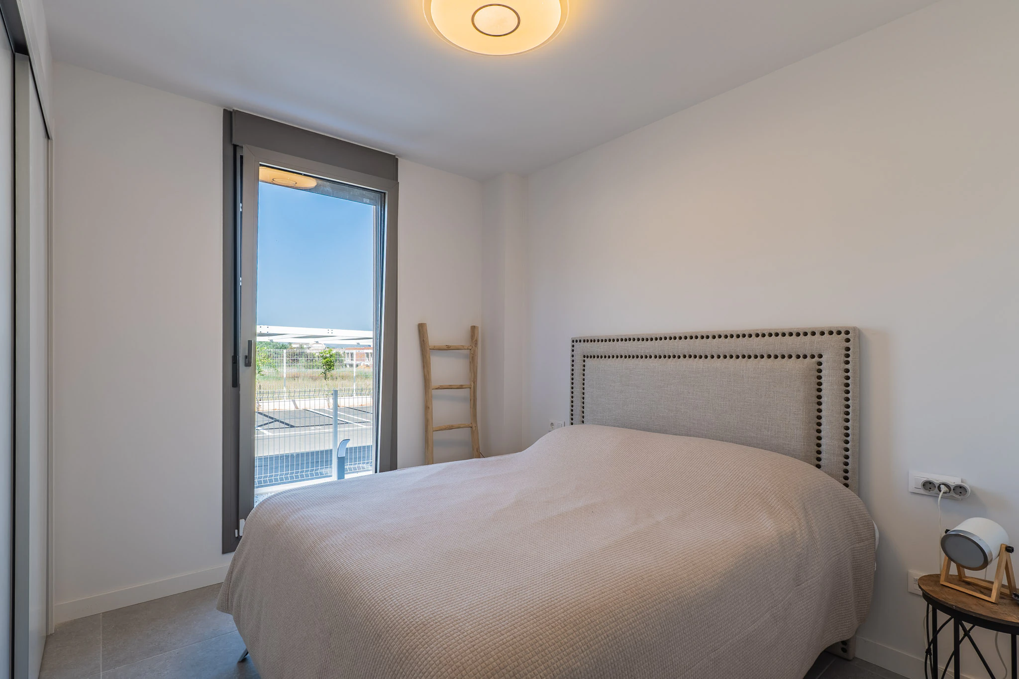 Exclusiva planta baja con 3 dormitorios en venta en Denia a pasos del centro y de comercios