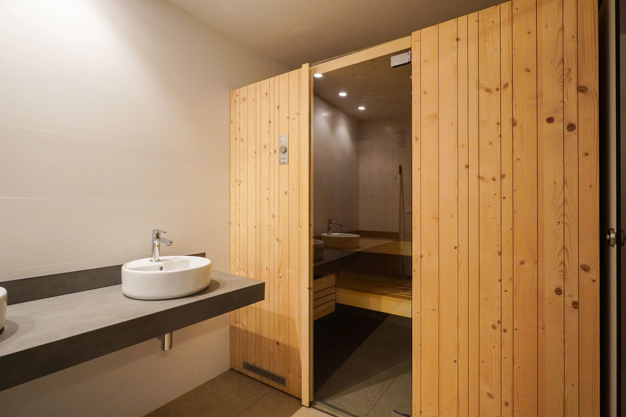 Exclusiva planta baja con 3 dormitorios en venta en Denia a pasos del centro y de comercios