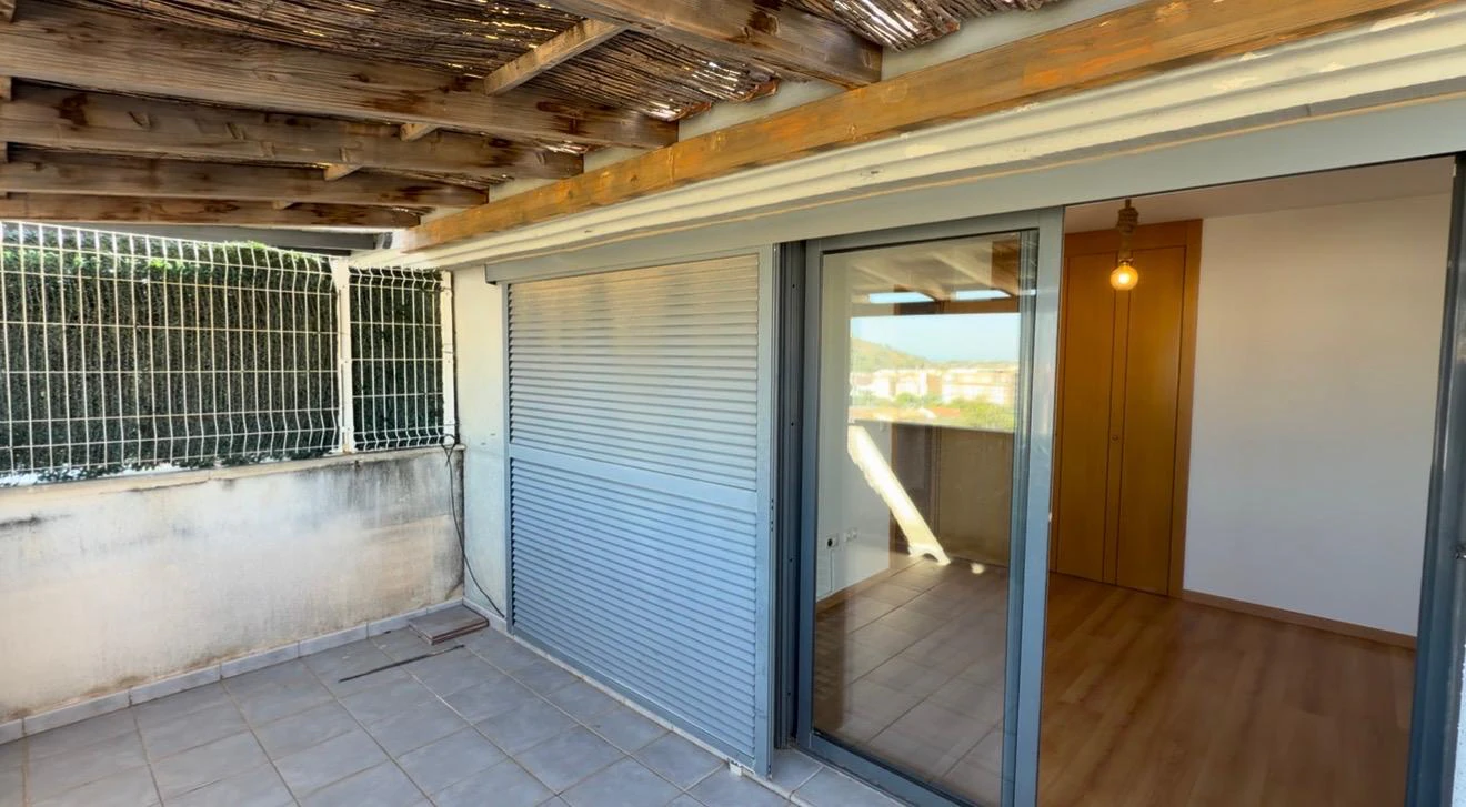 Luminoso dúplex en venta en Pedreguer con vistas al mar y la montaña