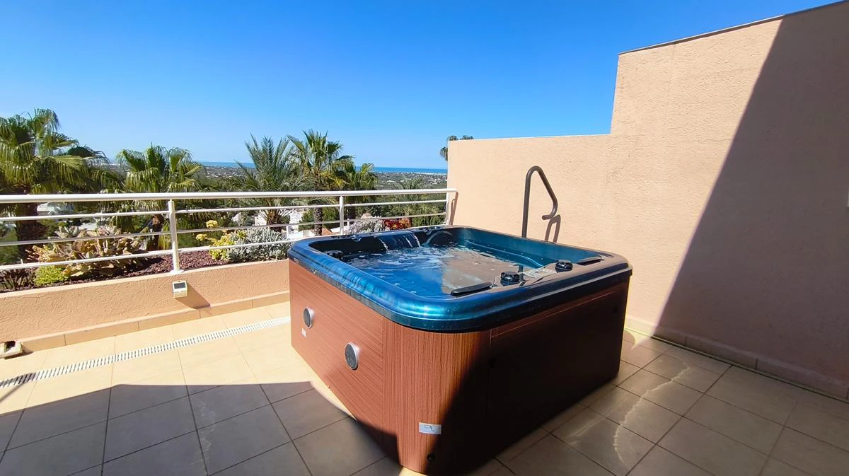 Exclusivo apartamento esquinero en venta en La Sella, Denia