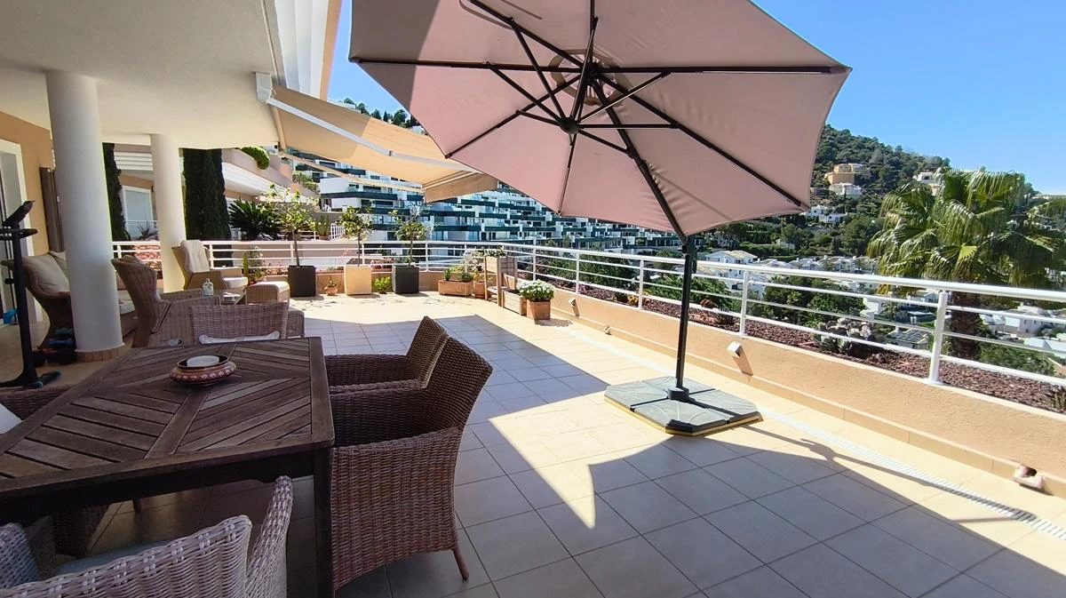 Exclusivo apartamento esquinero en venta en La Sella, Denia