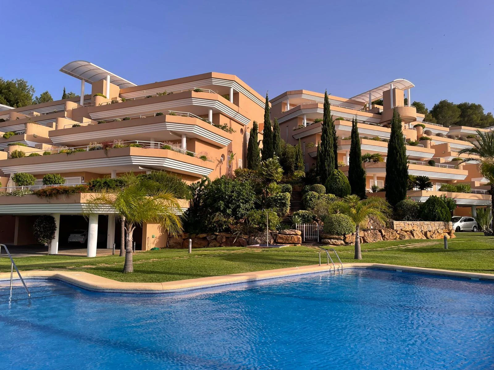 Exclusivo apartamento esquinero en venta en La Sella, Denia
