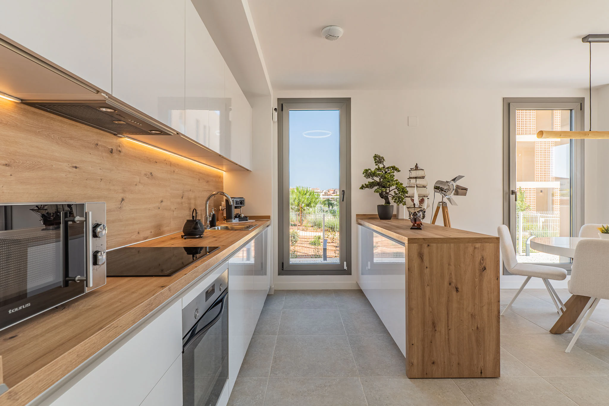Exclusiva planta baja con 3 dormitorios en venta en Denia a pasos del centro y de comercios