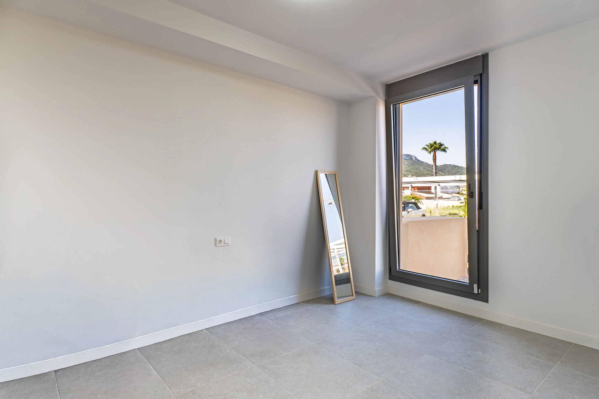 Exclusiva planta baja con 3 dormitorios en venta en Denia a pasos del centro y de comercios