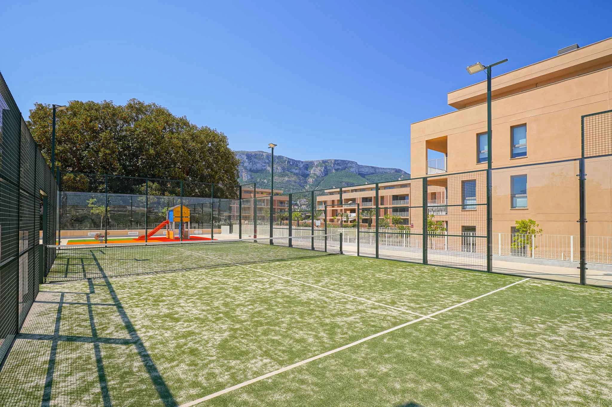 Exclusiva planta baja con 3 dormitorios en venta en Denia a pasos del centro y de comercios