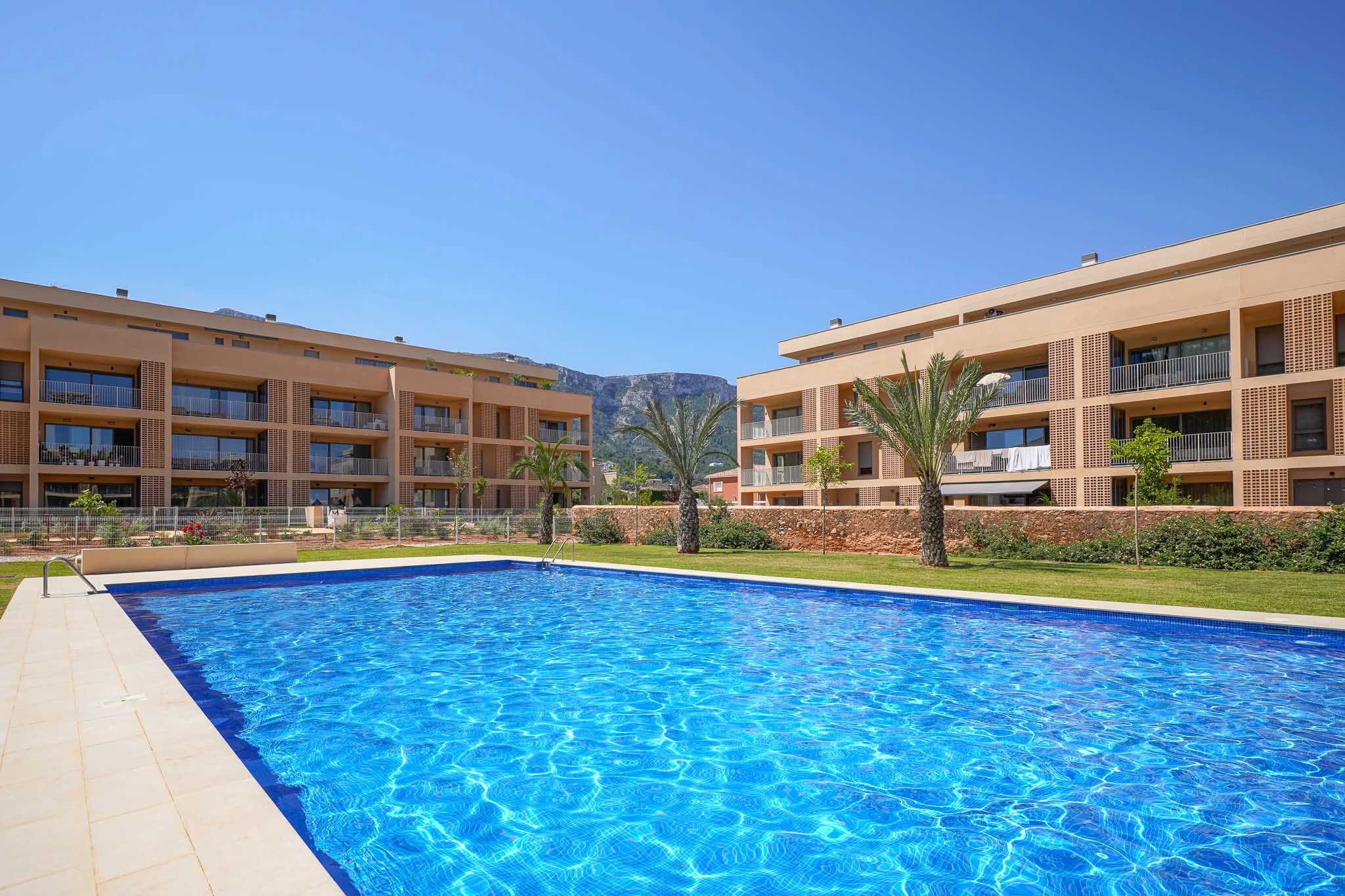 Exclusiva planta baja con 3 dormitorios en venta en Denia a pasos del centro y de comercios