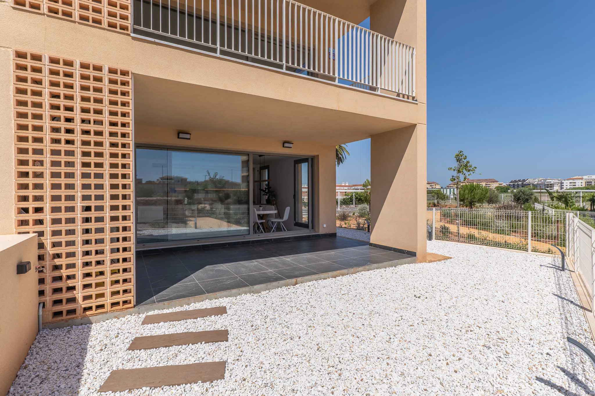 Exclusiva planta baja con 3 dormitorios en venta en Denia a pasos del centro y de comercios