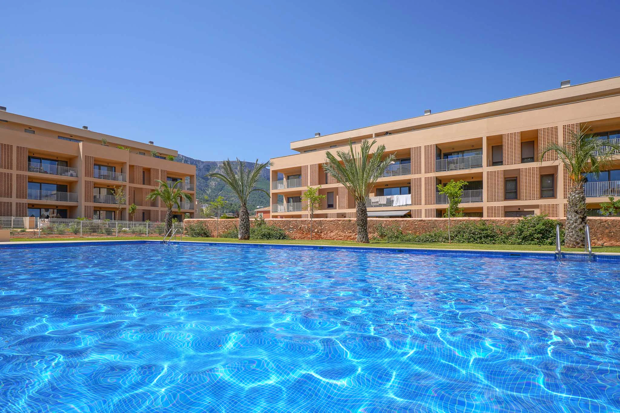 Exclusiva planta baja con 3 dormitorios en venta en Denia a pasos del centro y de comercios