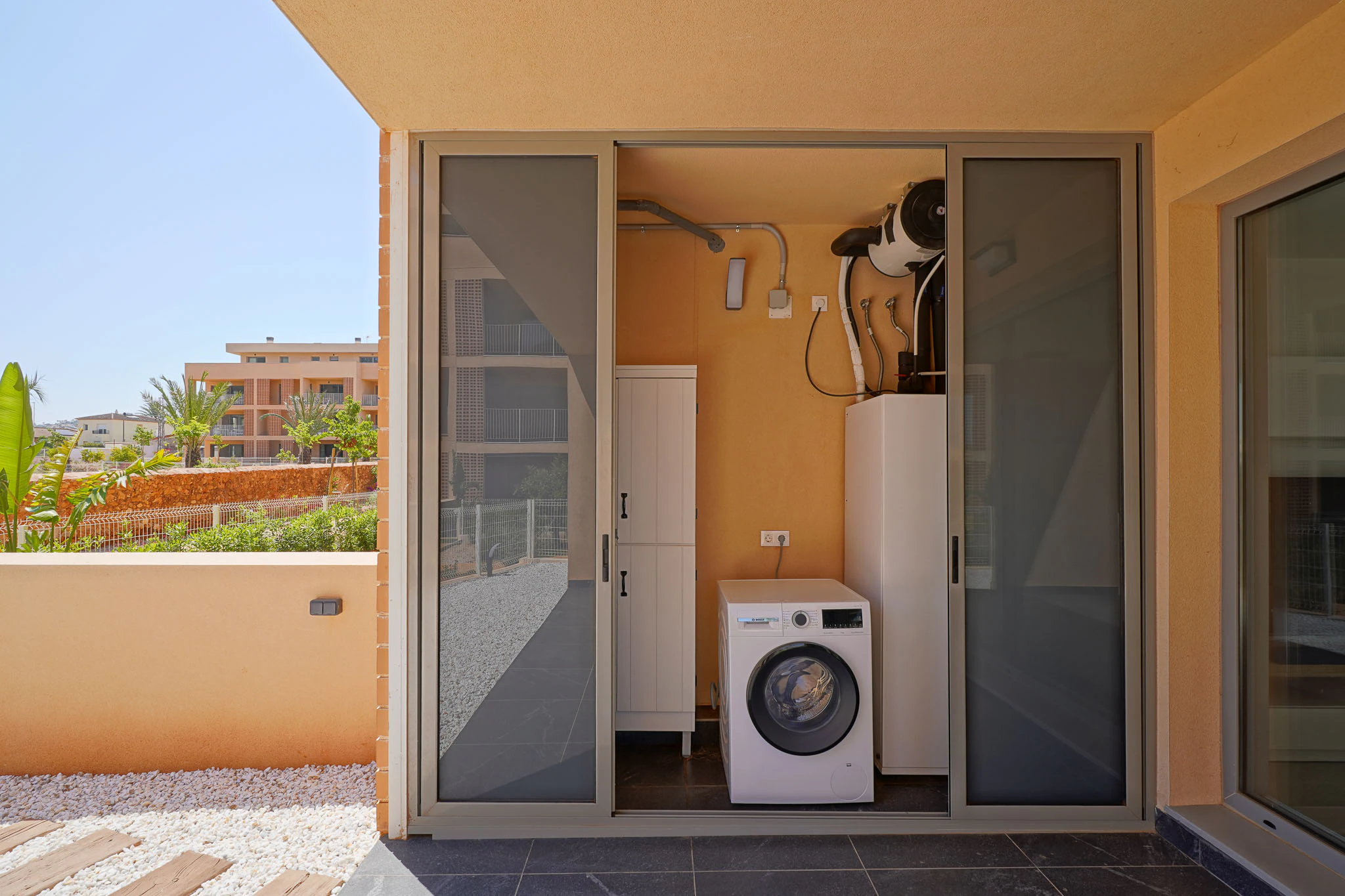 Exclusiva planta baja con 3 dormitorios en venta en Denia a pasos del centro y de comercios