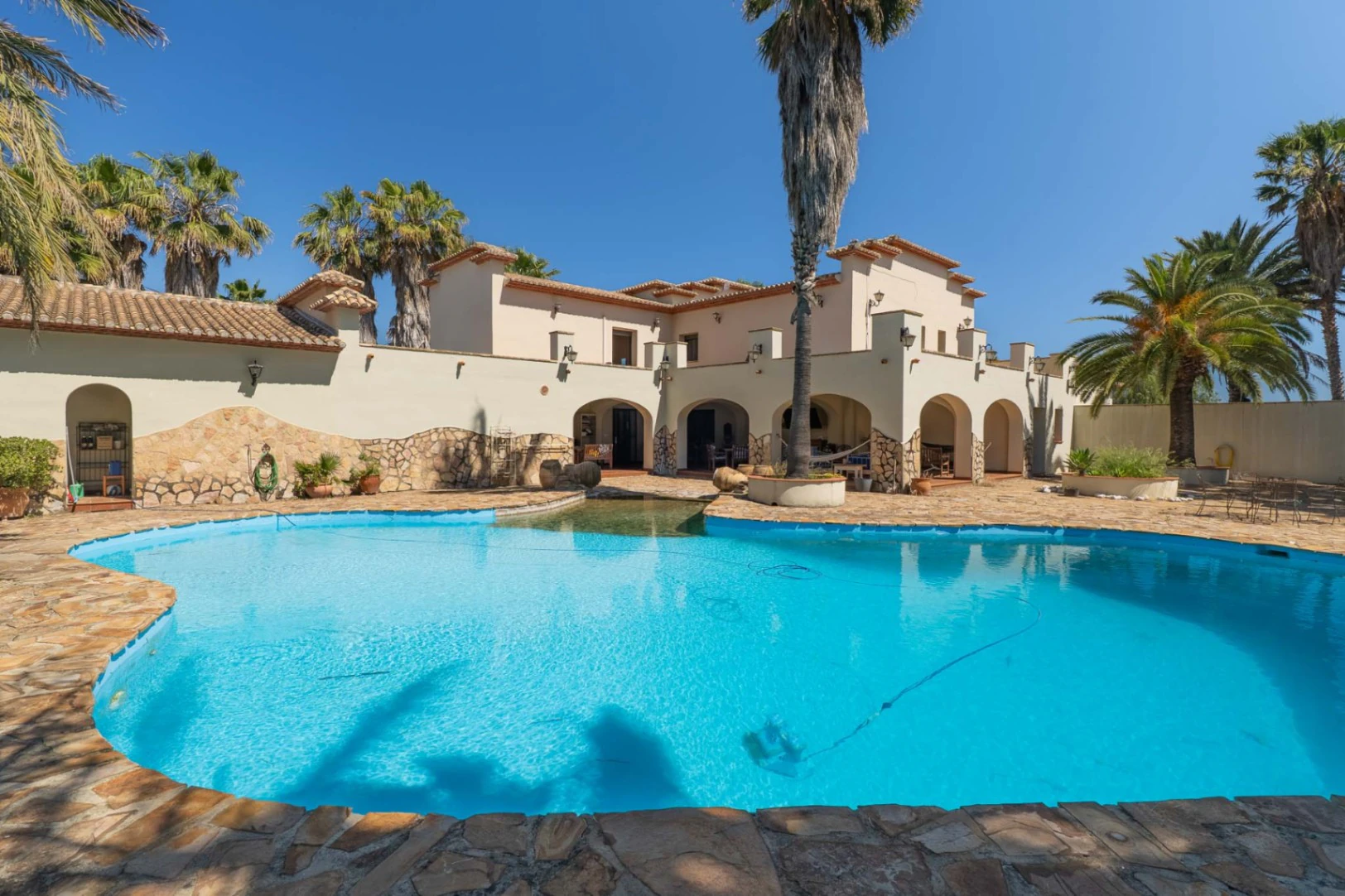 AR65485 - Villa esclusiva con 5 camere da letto, piscina, casa per gli ospiti e 10.000 m² di terreno a Ondara.
