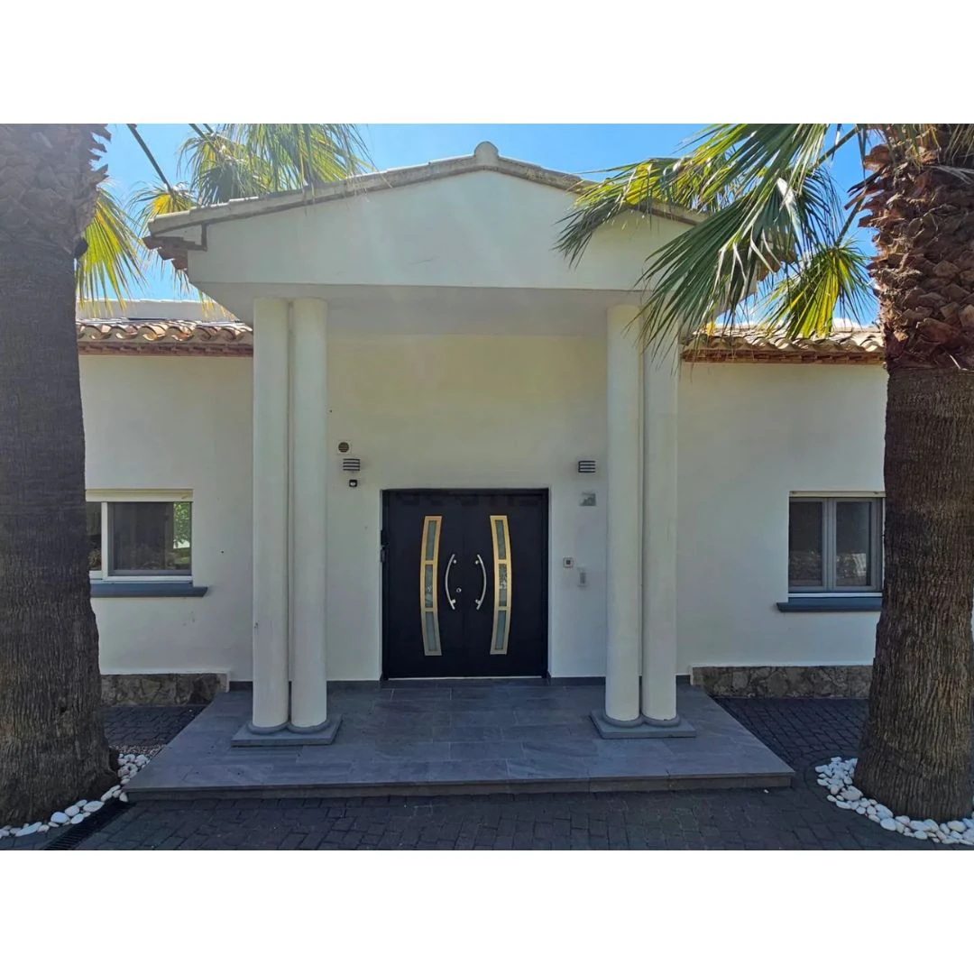 Exclusiva villa de una sola planta en venta en Javea con piscina climatizada y amplio jardín privado en Jávea