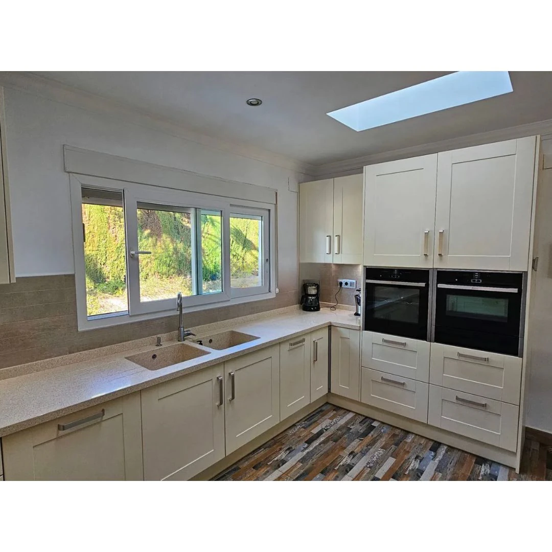 Exclusiva villa de una sola planta en venta en Javea con piscina climatizada y amplio jardín privado en Jávea