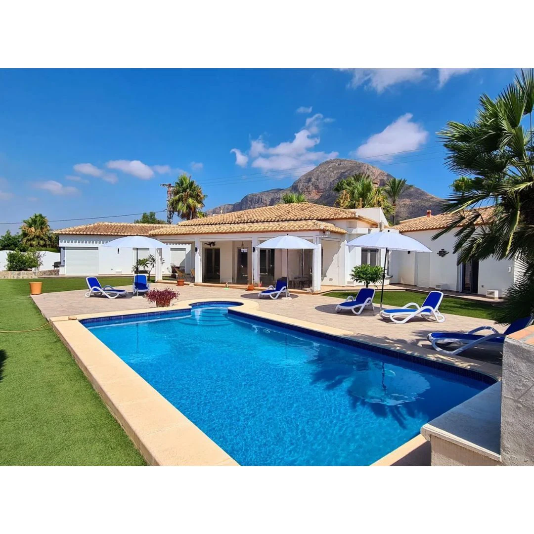Exclusiva villa de una sola planta en venta en Javea con piscina climatizada y amplio jardín privado en Jávea