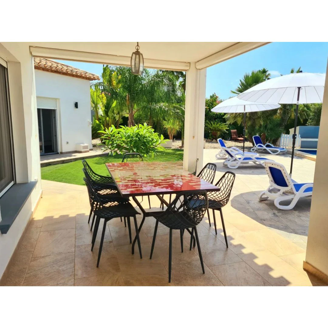 Exclusiva villa de una sola planta en venta en Javea con piscina climatizada y amplio jardín privado en Jávea