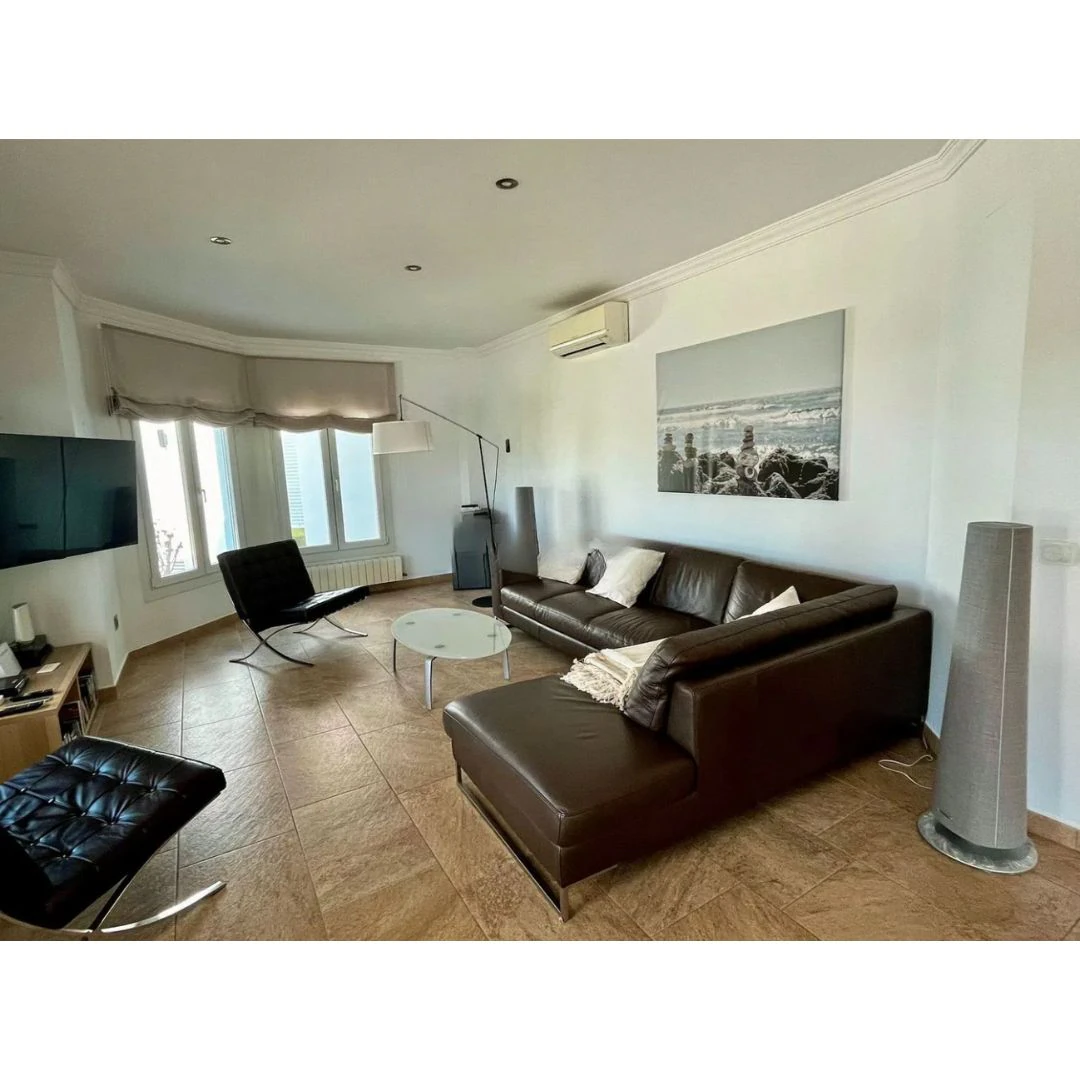 Exclusiva villa de una sola planta en venta en Javea con piscina climatizada y amplio jardín privado en Jávea