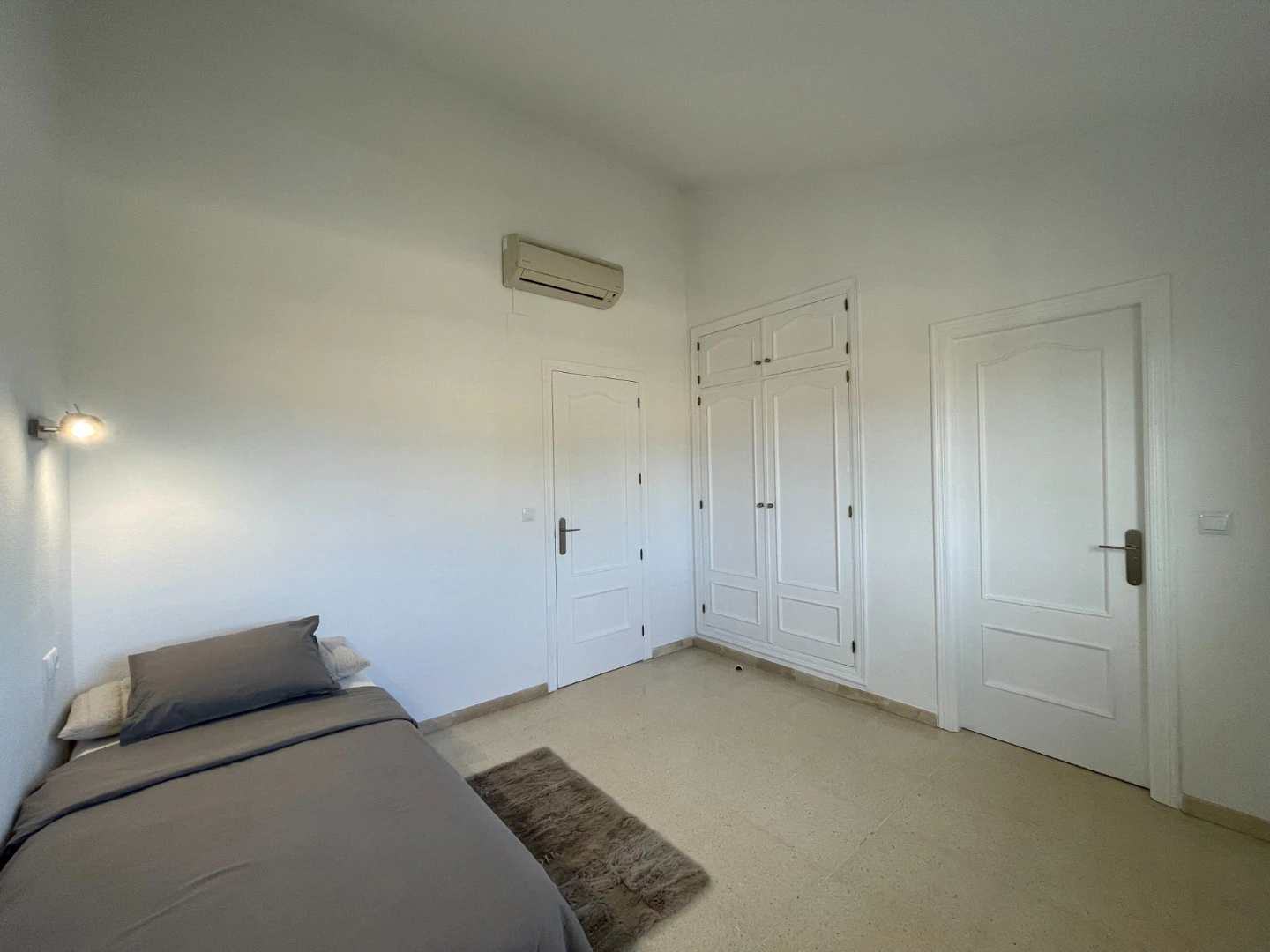 Amplia casa adosada en venta en el corazón de Albir.