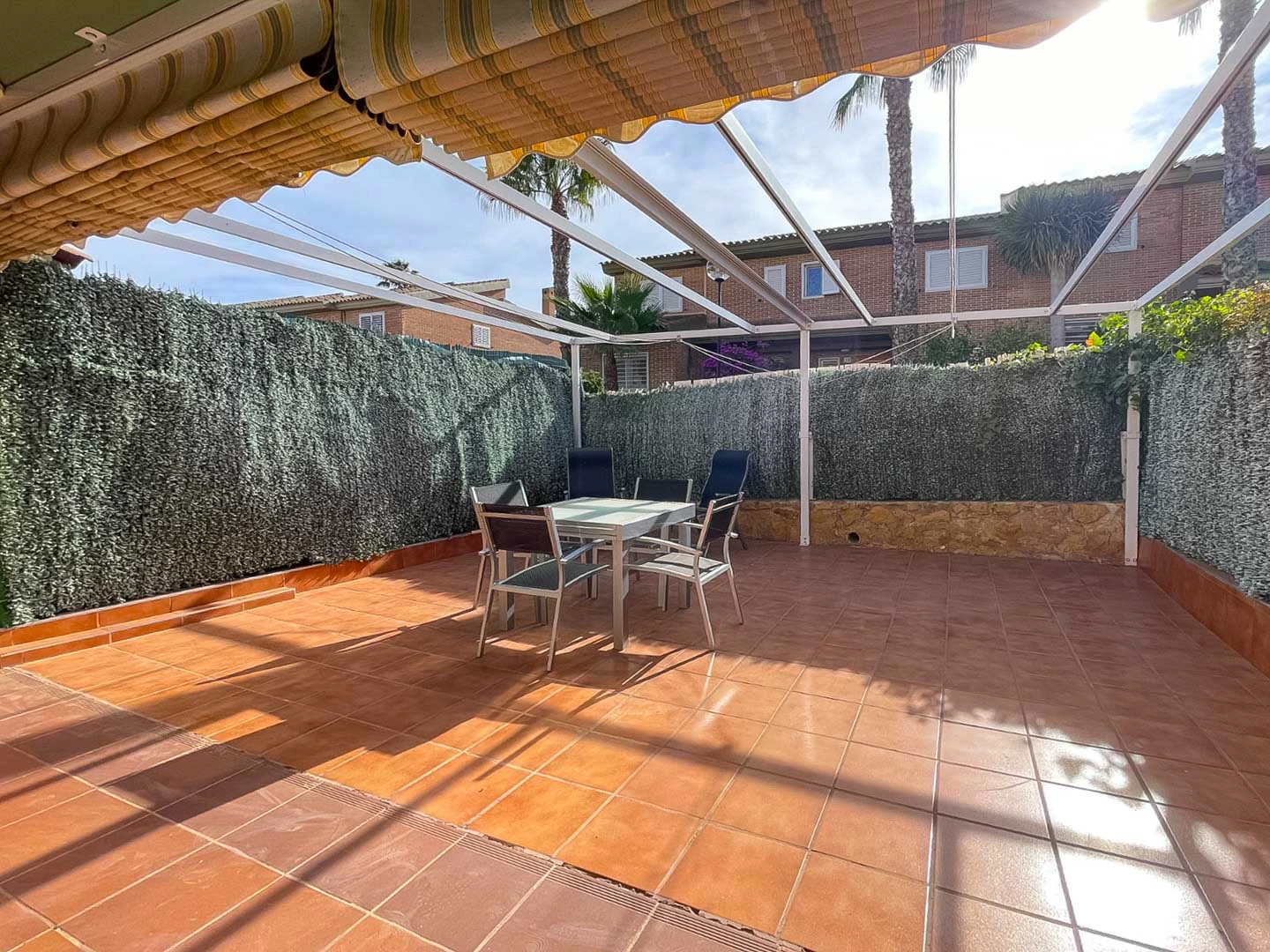 Amplia casa adosada en venta en el corazón de Albir.