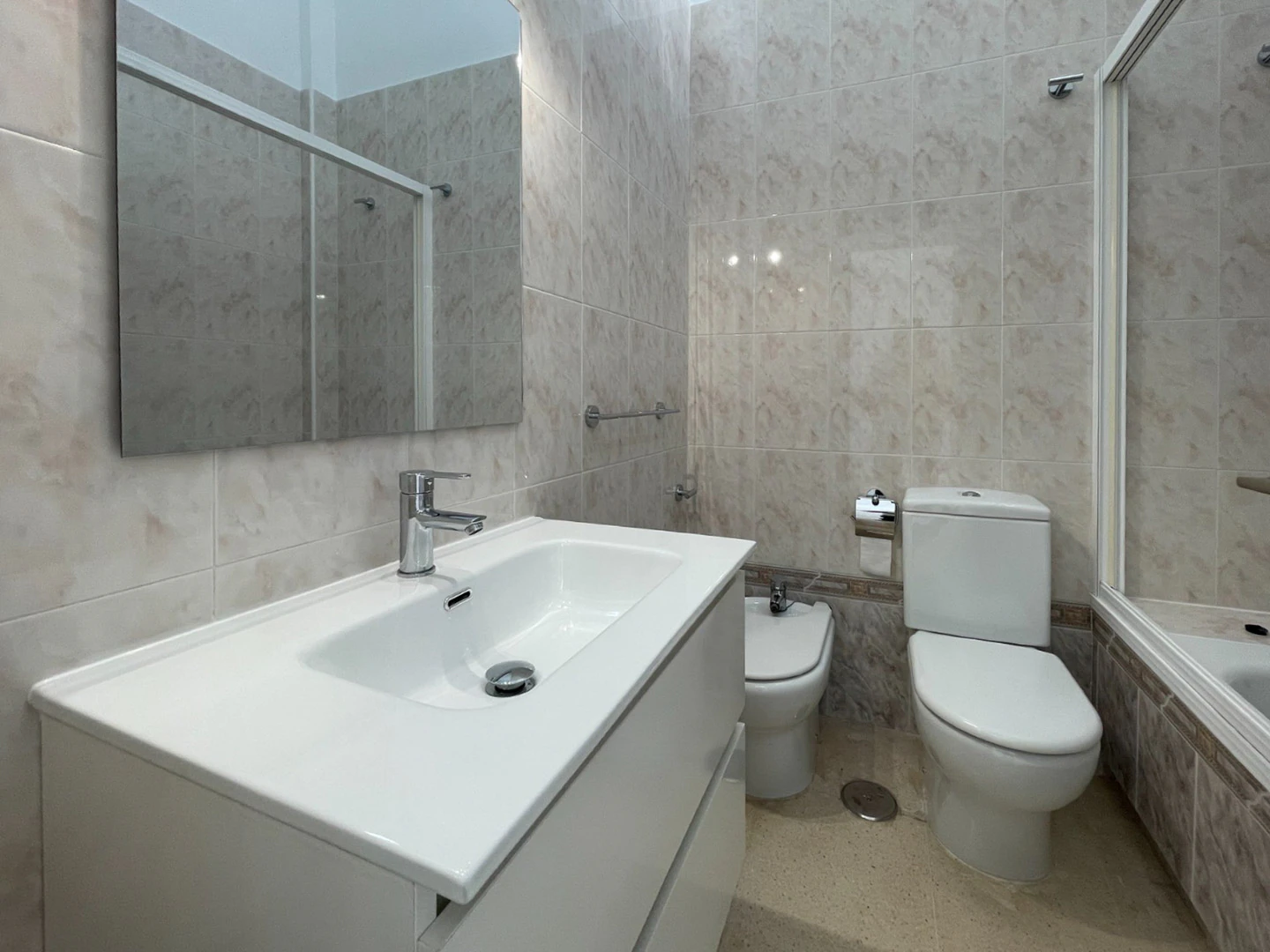 Amplia casa adosada en venta en el corazón de Albir.
