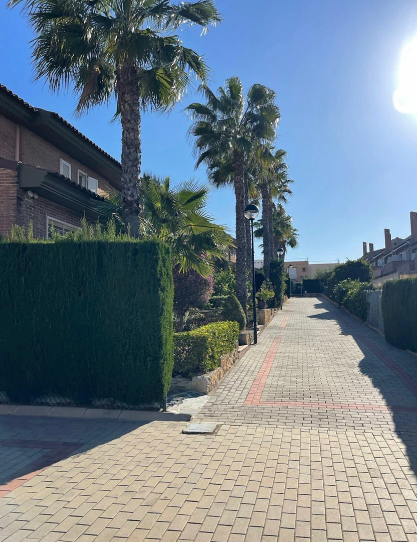 Amplia casa adosada en venta en el corazón de Albir.
