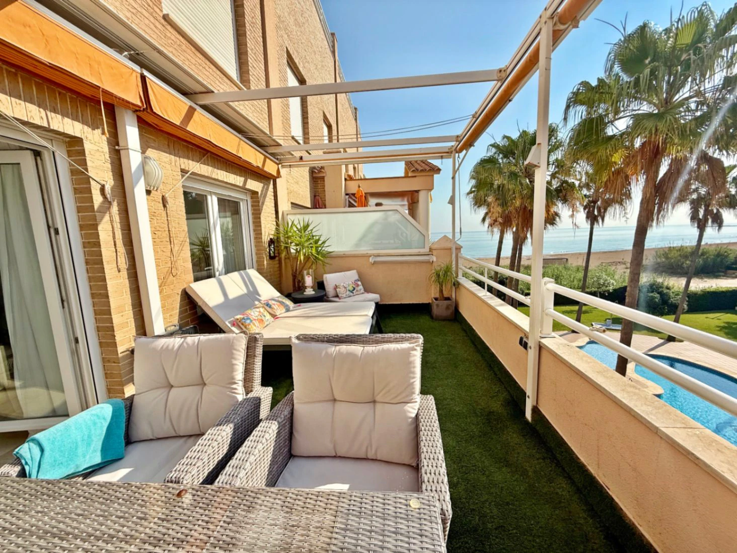 Exclusivo apartamento en venta en primera linea de mar en Las Marinas de Denia