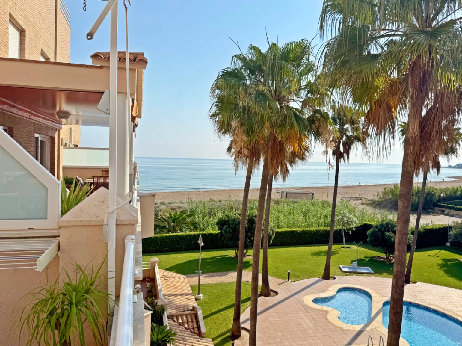 Exclusivo apartamento en venta en primera linea de mar en Las Marinas de Denia
