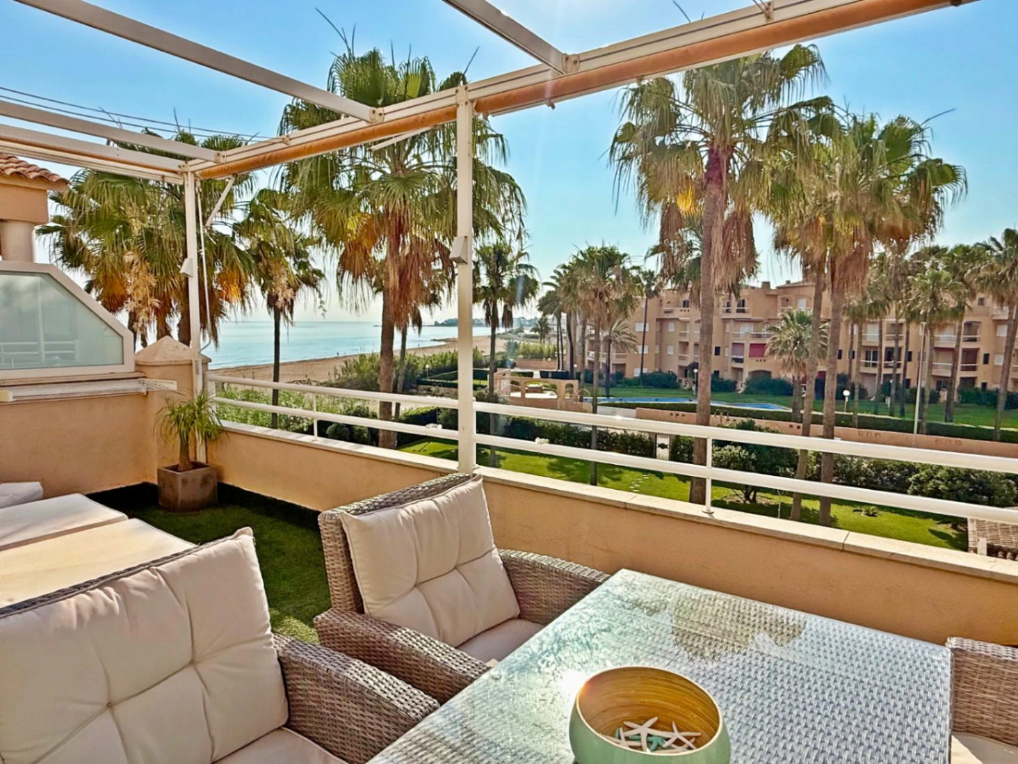Exclusivo apartamento en venta en primera linea de mar en Las Marinas de Denia