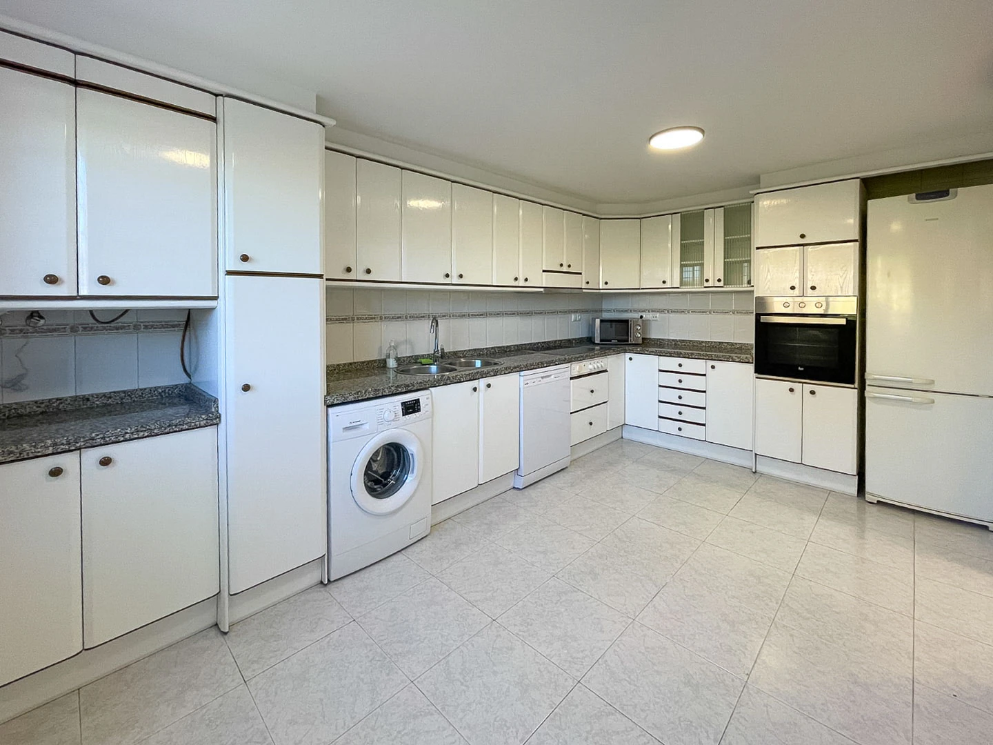 Amplia casa adosada en venta en el corazón de Albir.