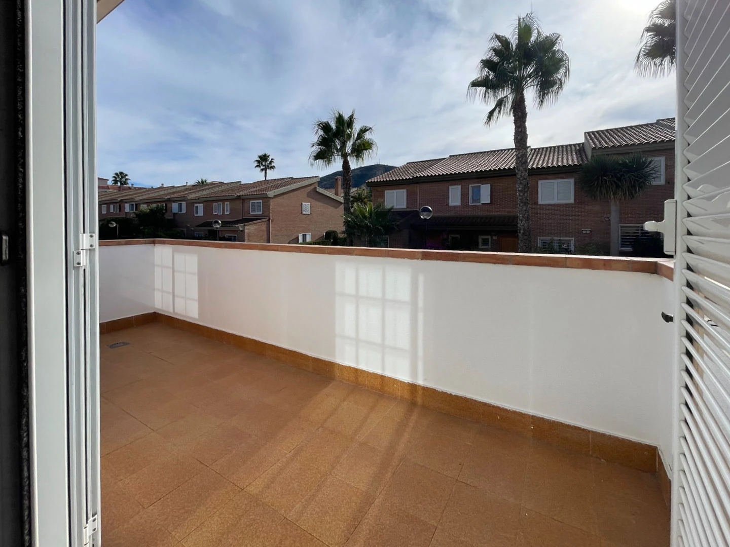 Amplia casa adosada en venta en el corazón de Albir.