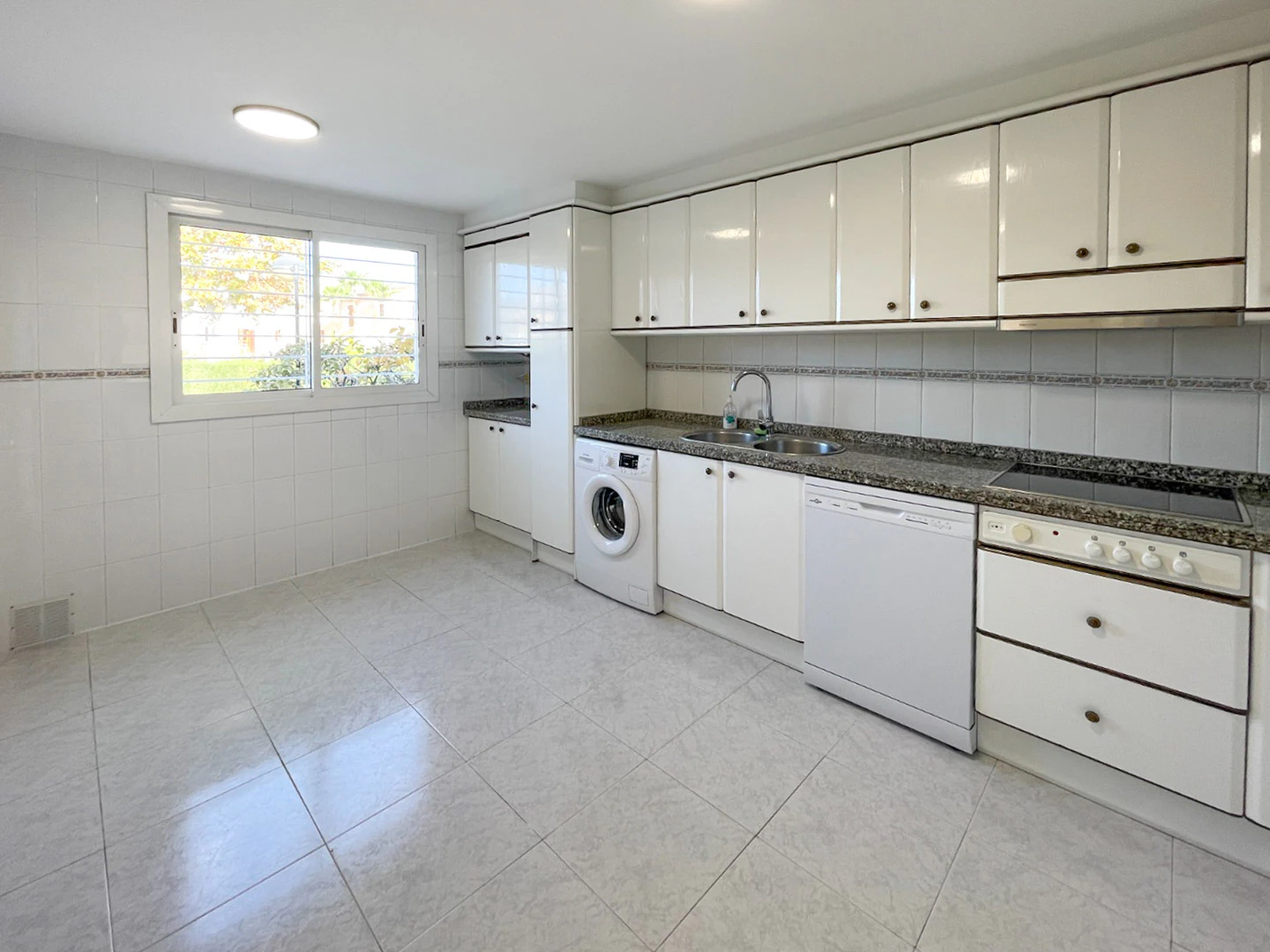 Amplia casa adosada en venta en el corazón de Albir.