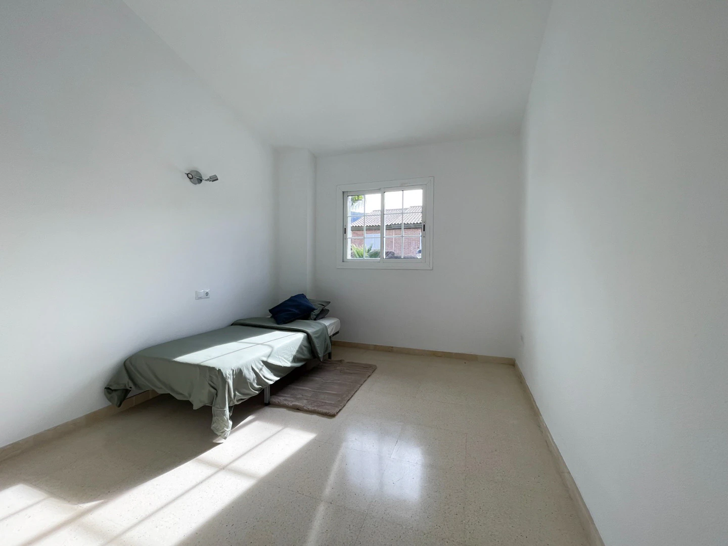 Amplia casa adosada en venta en el corazón de Albir.