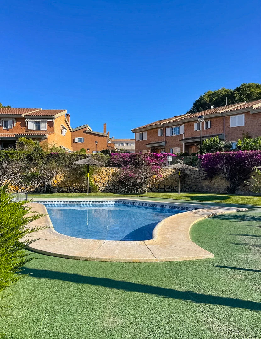 Amplia casa adosada en venta en el corazón de Albir.