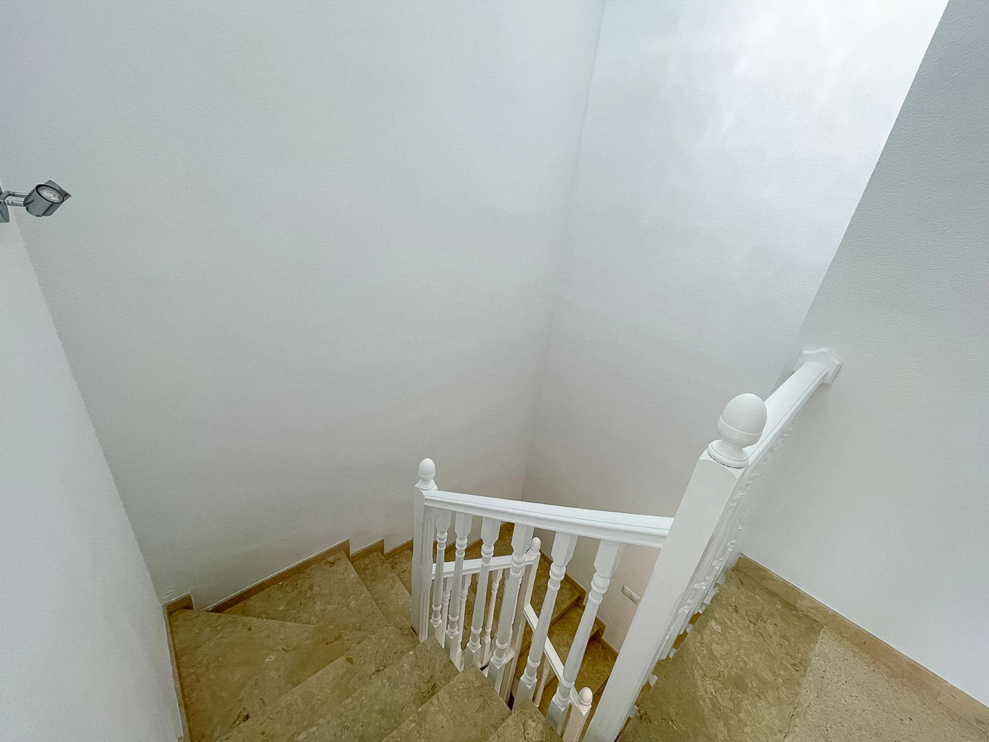 Amplia casa adosada en venta en el corazón de Albir.