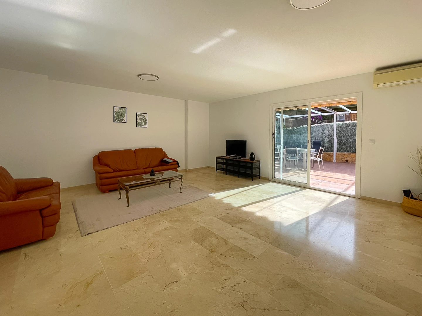 Amplia casa adosada en venta en el corazón de Albir.