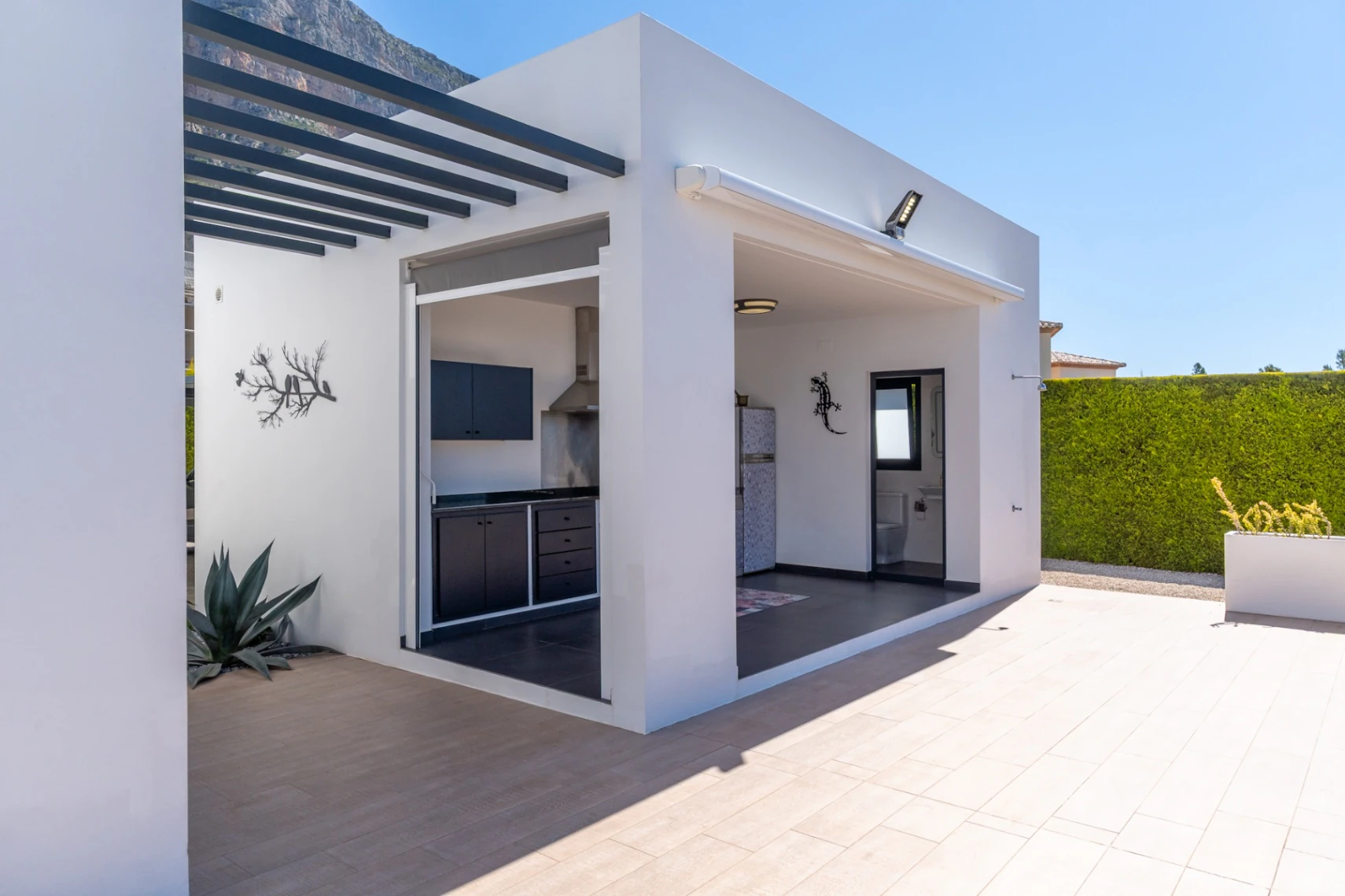 Exclusiva villa moderna con impresionantes vistas abiertas en una demandada zona de Jávea