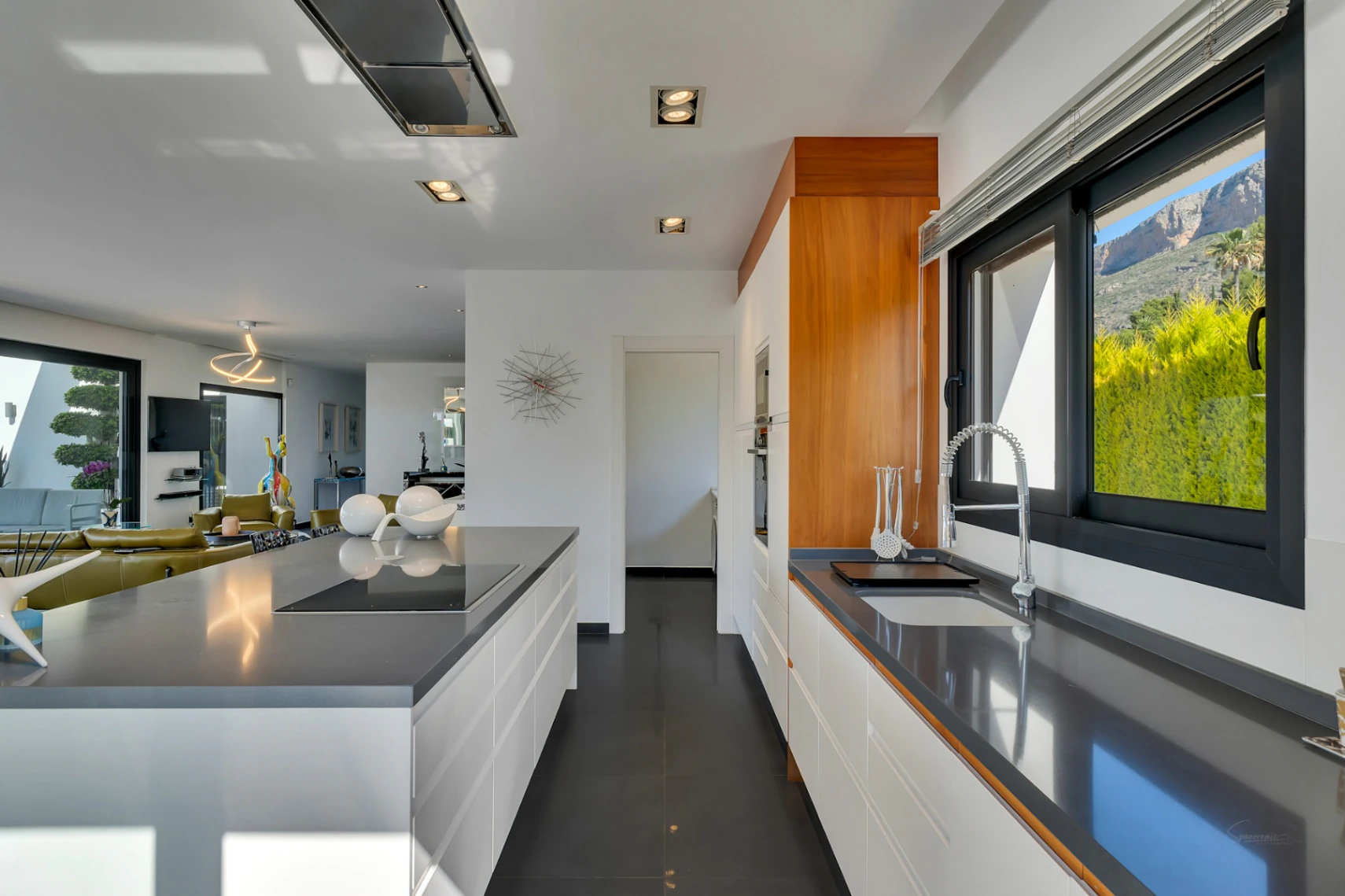 Exclusiva villa moderna con impresionantes vistas abiertas en una demandada zona de Jávea