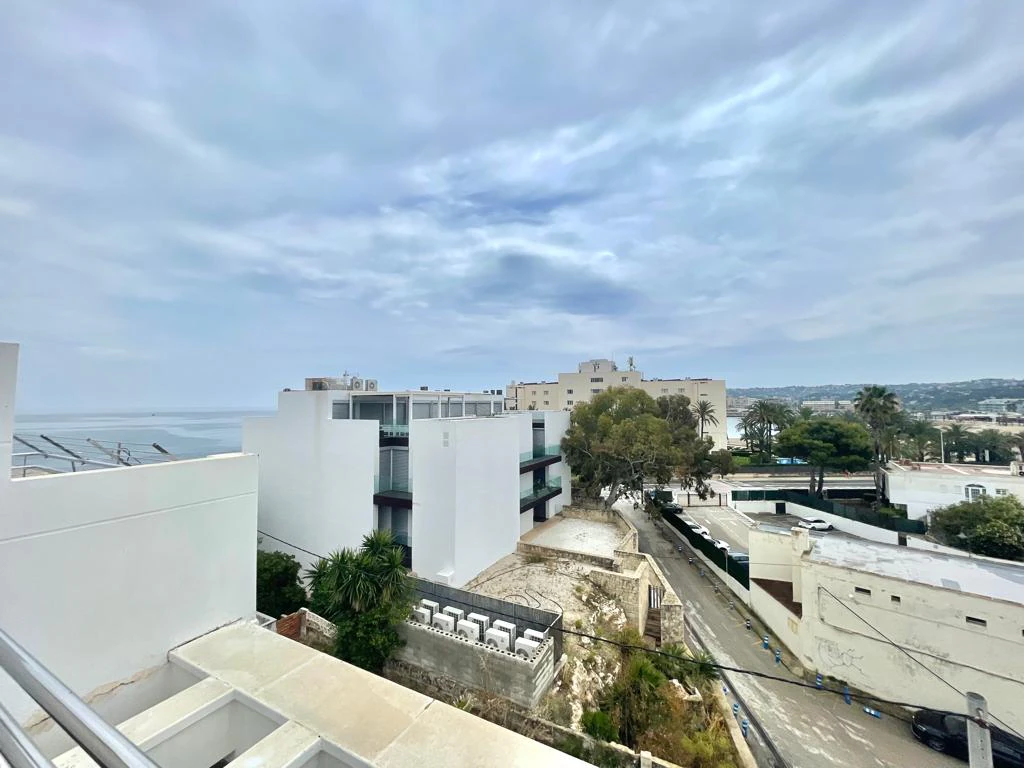 Piso de 1 dormitorio con vistas al mar en primera linea en venta en Javea
