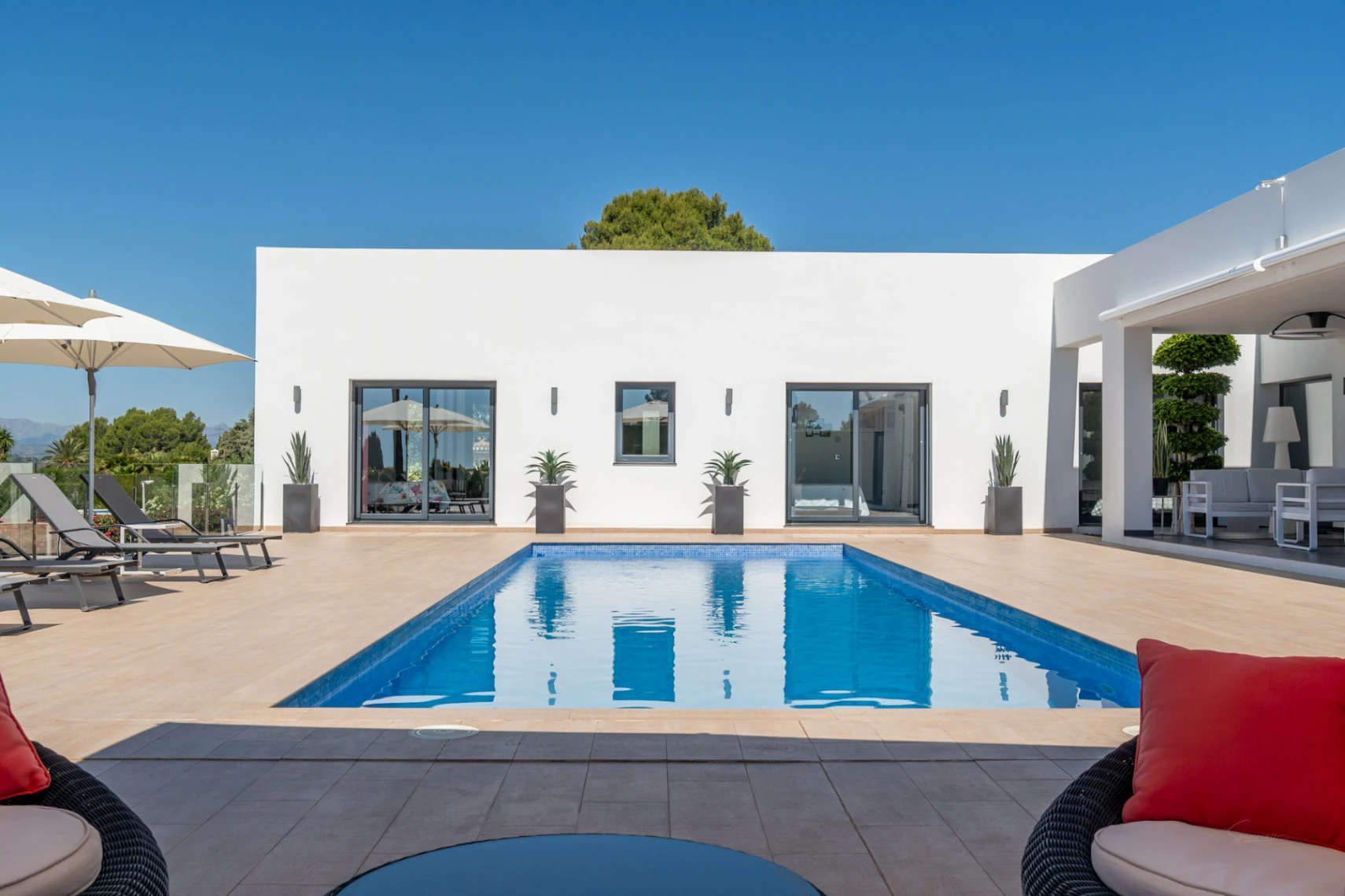 Exclusiva villa moderna con impresionantes vistas abiertas en una demandada zona de Jávea